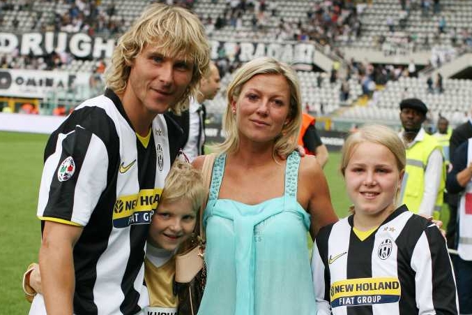 Fotbalista Pavel Nedvěd se svou rodinou.