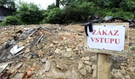 Vyhořelý dům ve Vítkově šel minulý týden k zemi. Vyhořelý dům ve Vítkově šel minulý týden k zemi.