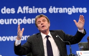 Ministr zahraničí Francie Kouchner na loňském spuštění projektu.