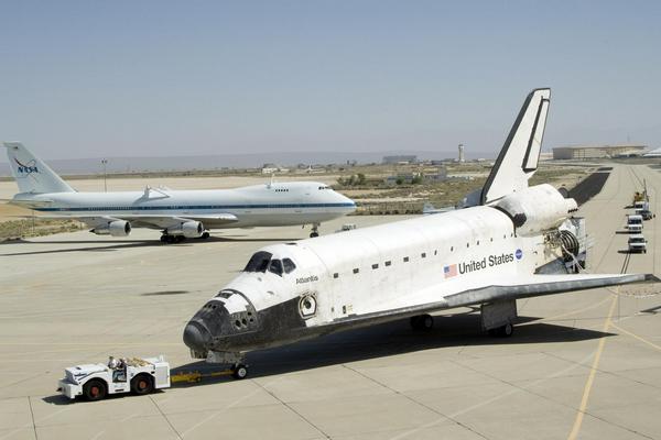 Atlantis je přivážen k Boeingu 747, který ho odnese zpět na Floridu.