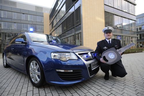 Šéf dopravní policie Leoš Tržil při přebírání nových passatů.