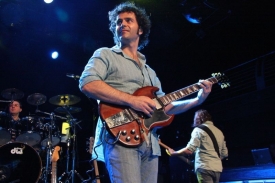 Dweezil Zappa na pódiu Divadla Archa.