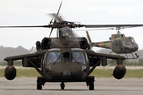 Jeden z vrtulníků brazilské armády, který pátral po zmizelém airbusu.