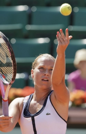 Dominika Cibulková podává v utkání proti Marii Šarapovové.