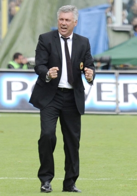 Carlo Ancelotti utk&aacute;n&iacute; na lavičce prož&iacute;v&aacute; emotivně.