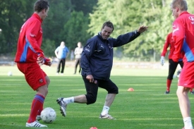 František Straka při fotbálku s hráči.