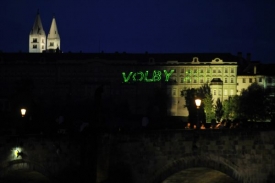 Zelení chtěli pro svou eurokampaň "pořádné plátno". Zvolili Hrad.