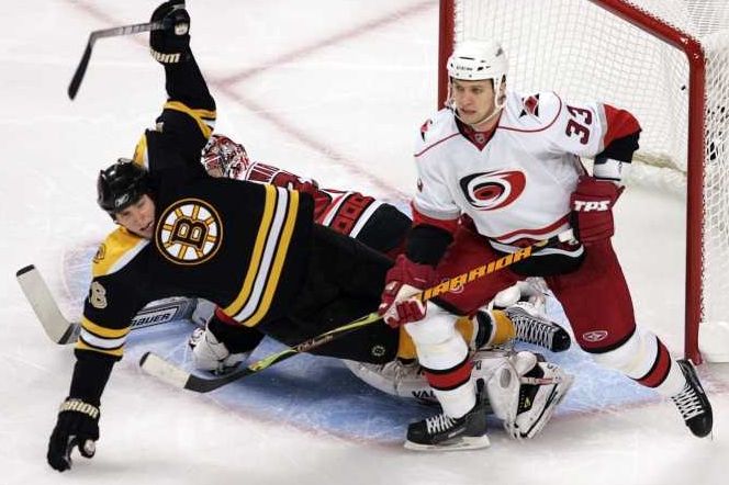 Hokejový útočník David Krejčí bude dál v NHL oblékat dres Bostonu.