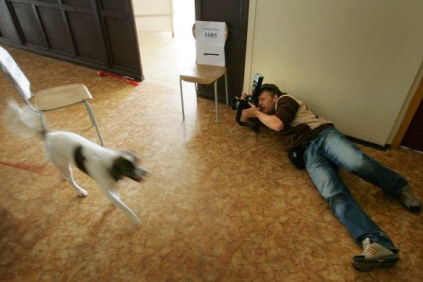 Jeden z fotoreportétů fotí volby v roce 2008. (Foto: Karel Šanda)