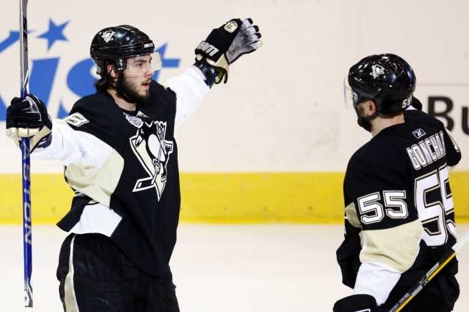 Hokejisté Pittsburghu slaví triumf nad Detroitem. Hokejisté Pittsburghu slaví triumf nad Detroitem.