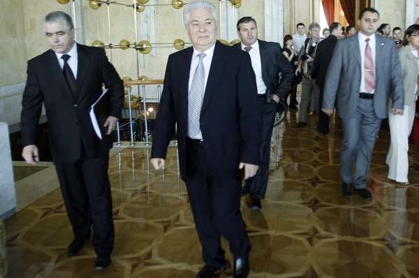 Moldavský prezident Voronin (druhý zleva) v parlamentu.