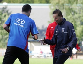 Daniel Pudil (z&aacute;dy) ve střihac&iacute;m souboji se Strakou. 