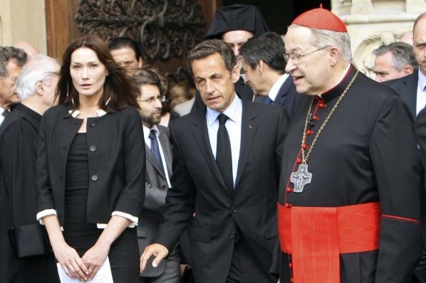 Francouzský prezident s manželkou po ekomunické bohuslužbě v Paříži.