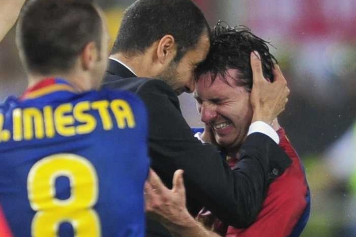Trenér Guardiola a největší hvězda Barcelony Messi.