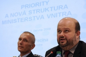 Ministr a jeho n&aacute;městek. N&aacute;vrat policistů na vnitro.
