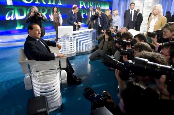 Aféry Berlusconiho popularitě doma neškodí. Naopka, zdá se často. Aféry Berlusconiho popularitě doma neškodí. Naopka, zdá se často.
