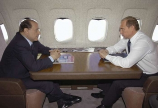 Berlusconi a Putin v letadle. V tomto př&iacute;padě letadlo zneužito nebylo.