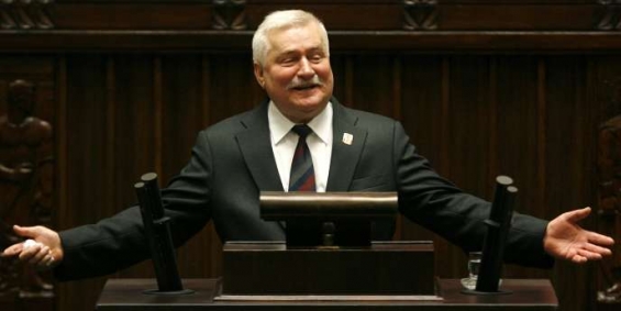 Walesa hovoří na slavnostním zasedání parlamentu 3. června 09.