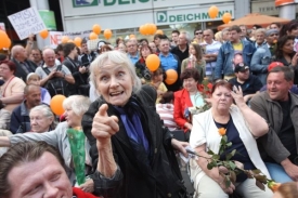 M&iacute;tink ČSSD na pražsk&eacute;m Sm&iacute;chově. Na politiky l&eacute;taly stovky vajec.