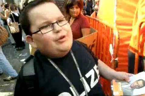 Dvanáctiletý Miki se na mítinku pustil do sociálních demokratů.