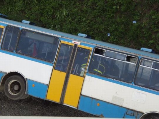 V autobuse cestovalo 30 osob. V autobuse cestovalo 30 osob.