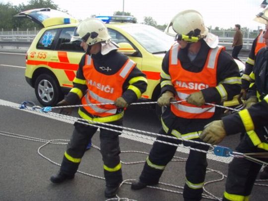 Hasiči musí i při cvičení táhnout za jeden provaz. Hasiči musí i při cvičení táhnout za jeden provaz.