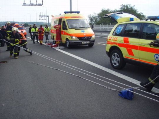 Na těžce zraněné čekal transport vzduchem. Na těžce zraněné čekal transport vzduchem.