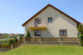 Z&aacute;jem o bydlen&iacute; ve vlastn&iacute;m domě za městem trv&aacute;, požadavky se měn&iacute;.
