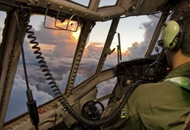 Brazilské vrtulníky vyzvedávají z moře možné trosky z airbusu.