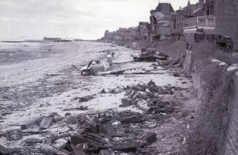 Zřícený americký letoun na břehu u Bernieres-sur-Mer.