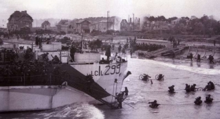 Kanadští vojáci se vyloďují u Bernieres-sur-Mer.