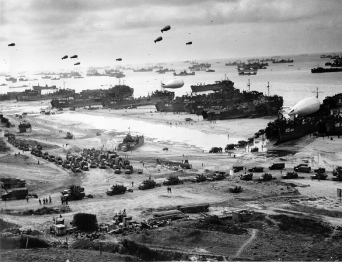 Lodě s nákladem u Omaha Beach během prvních dní operace.