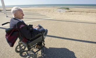 Veterán, britský námořník Jim Baker, na pobřeží Bernieres-sur-Mer.