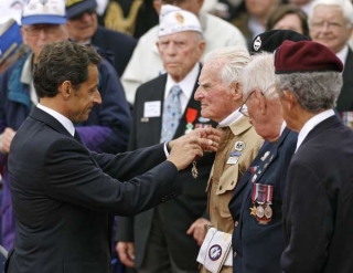 Sarkozy předává vyznamenání veteránům.