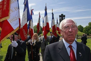 Společná vzpomínka německých a amerických veteránů na hřbitově.