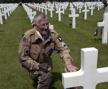 Veterán Ralph Manley vzpomíná na kamarády v Colleville-sur-Mer.