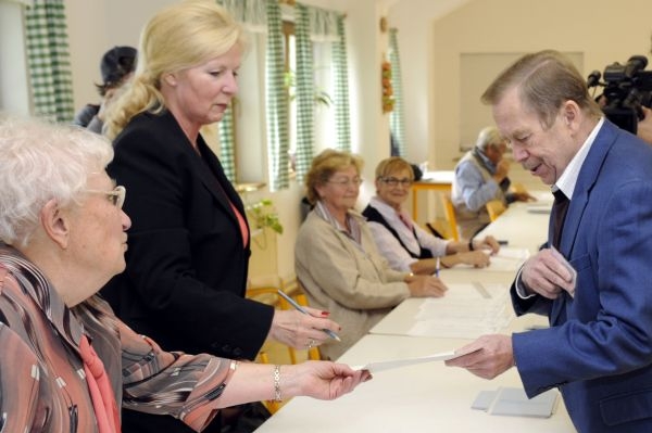 Václav Havel se legitimuje v základní škole v pražských Střešovicích.