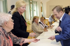 Václav Havel se legitimuje v základní škole v pražských Střešovicích.