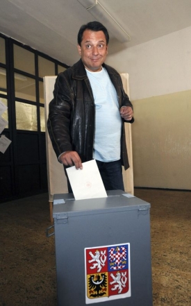 Předseda Jiří Paroubek volil na základní škole v Praze-Stodůlkách.