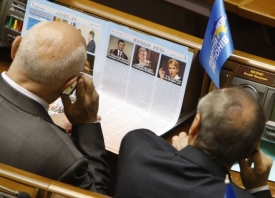 Ukrajinský parlament. Poslanci odvolali ministra obrany.