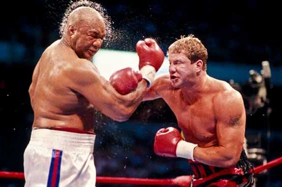 George Foreman (vlevo), legenda boxu. Do ringu nastoupí i jeho syn.