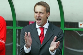 František Straka hecuje svůj tým. František Straka hecuje svůj tým.