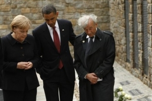 Angela Merkelová, Barack Obama a Elie Wiesel v Buchenwaldu.