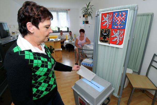 K urnám se lidé zatím moc nehnali. Volit mohou ještě v sobotu.