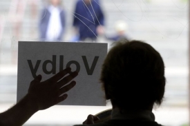 Volební místnosti se otevřely ve 14 hodin.