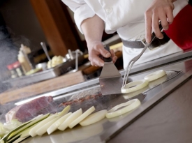 Př&iacute;prava japonsk&eacute;ho teppanyaki.