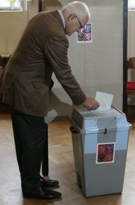 Prezident Klaus neprozradil, komu dal svůj hlas v eurovolbách.