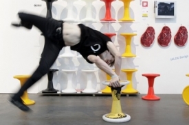 Designér Stephan Landschuetz předvádí sportovní stoličku.