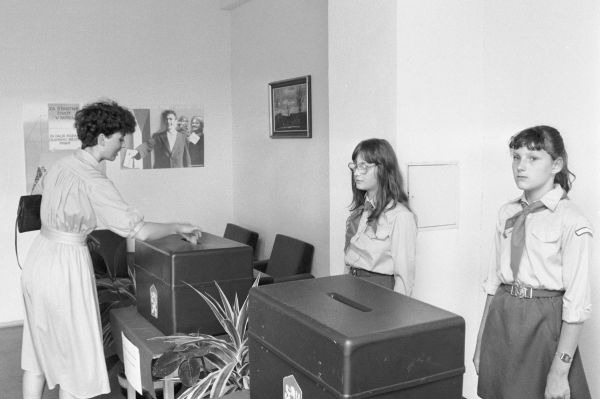 Volby v roce 1989 byly opět pod dohledem pionýrů.