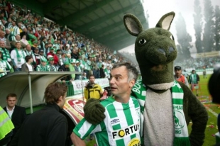 Herec Ivan Trojan a maskot Bohemians 1905 Klokan. Herec Ivan Trojan a maskot Bohemians 1905 Klokan.